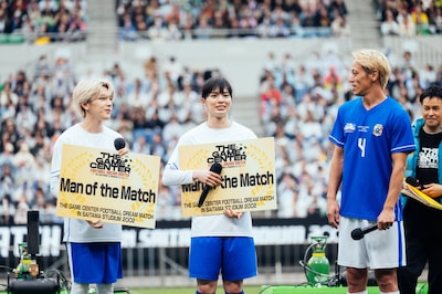 MOMを獲得した髙塚大夢（INI）、ITARU（龍宮城）と本田圭佑。