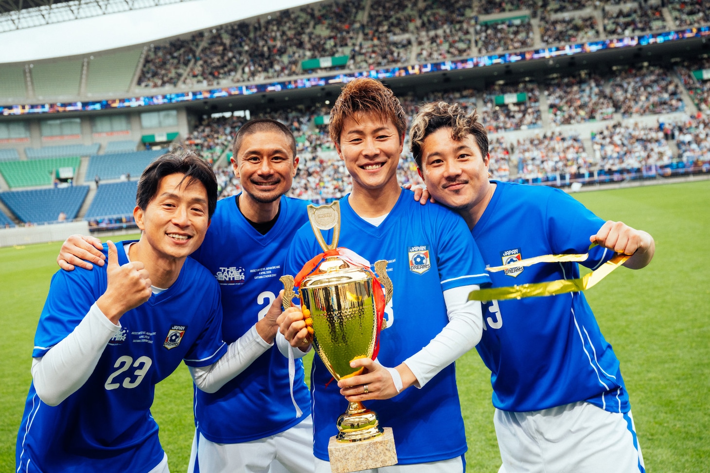 トロフィーを手に笑顔を浮かべる福西崇史、坪井慶介、柿谷曜一朗、安田理大（左から）。