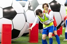 TOY（ENJIN）をつかまえるRIKU（THE RAMPAGE）。