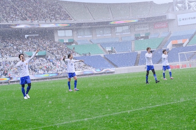 EXILE「VICTORY」を歌う砂田将宏（BALLISTIK BOYZ）、RIKU（THE RAMPAGE）、八木勇征（FANTASTICS）、中島颯太（FANTASTICS）。