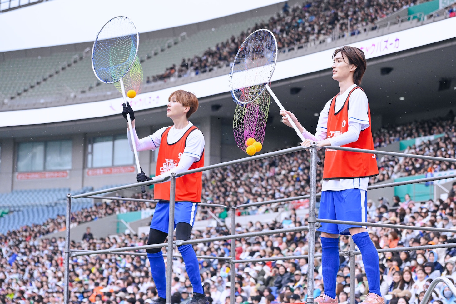 ボールをキャッチする八木勇征（FANTASTICS）と山中柔太朗（M!LK）。