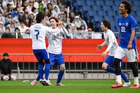 喜び合う砂田将宏（BALLISTIK BOYZ）、山中柔太朗（M!LK）、