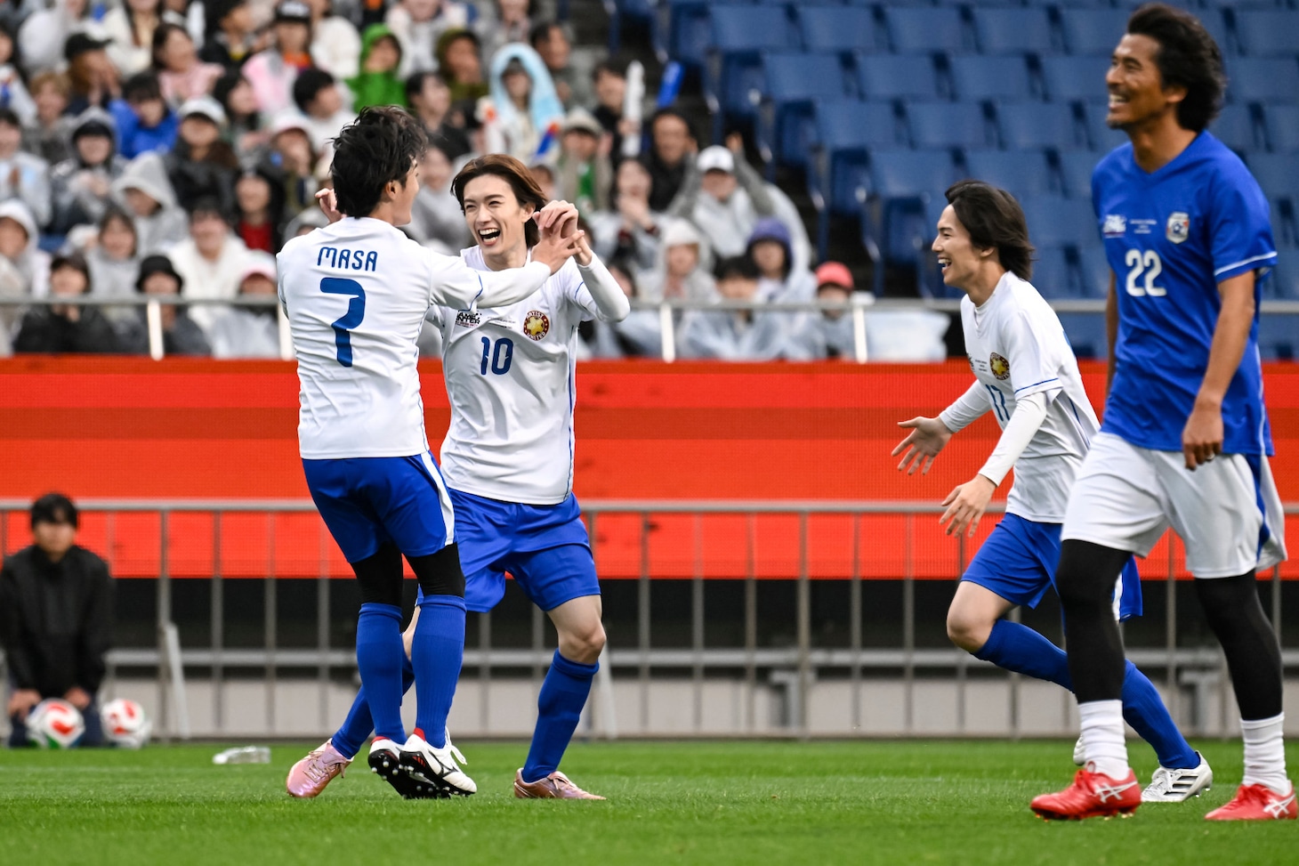 喜び合う砂田将宏（BALLISTIK BOYZ）、山中柔太朗（M!LK）、