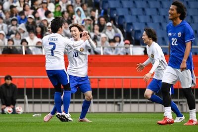 喜び合う砂田将宏（BALLISTIK BOYZ）、山中柔太朗（M!LK）、