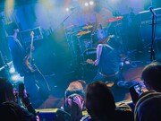 終演後、泣き崩れた東京恋慕のドクメリア（写真下）。