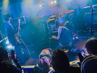 終演後、泣き崩れた東京恋慕のドクメリア（写真下）。