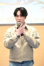 第1話の壁を壊すシーンをジェスチャー付きで解説する宮舘涼太（Snow Man）。