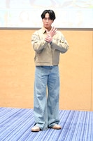 主題歌「」のミュージックビデオで見られる「やも」しれないポーズを披露する宮舘涼太（Snow Man）。