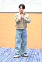 主題歌「」のミュージックビデオで見られる「やも」しれないポーズを披露する宮舘涼太（Snow Man）。