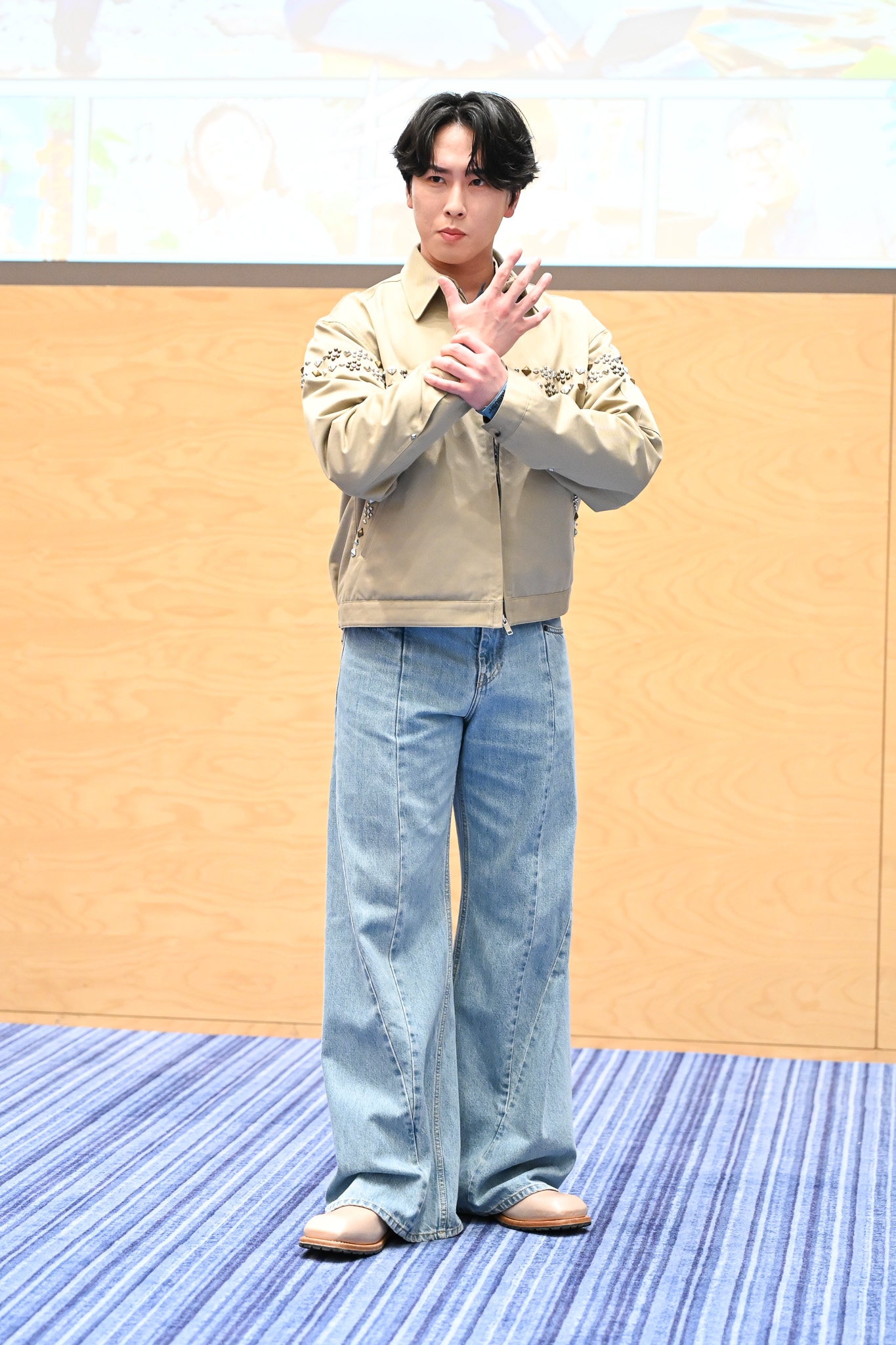 主題歌「」のミュージックビデオで見られる「やも」しれないポーズを披露する宮舘涼太（Snow Man）。