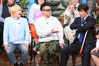 「世界の果てまでイッテQ！」のスタジオに6年ぶりに復帰した手越祐也。（左）