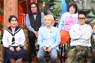 「世界の果てまでイッテQ！」のスタジオに6年ぶりに復帰した手越祐也。（中央）