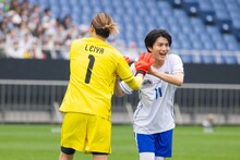 ハイタッチする瀬口黎弥（FANTASTICS）とハル（超特急）。