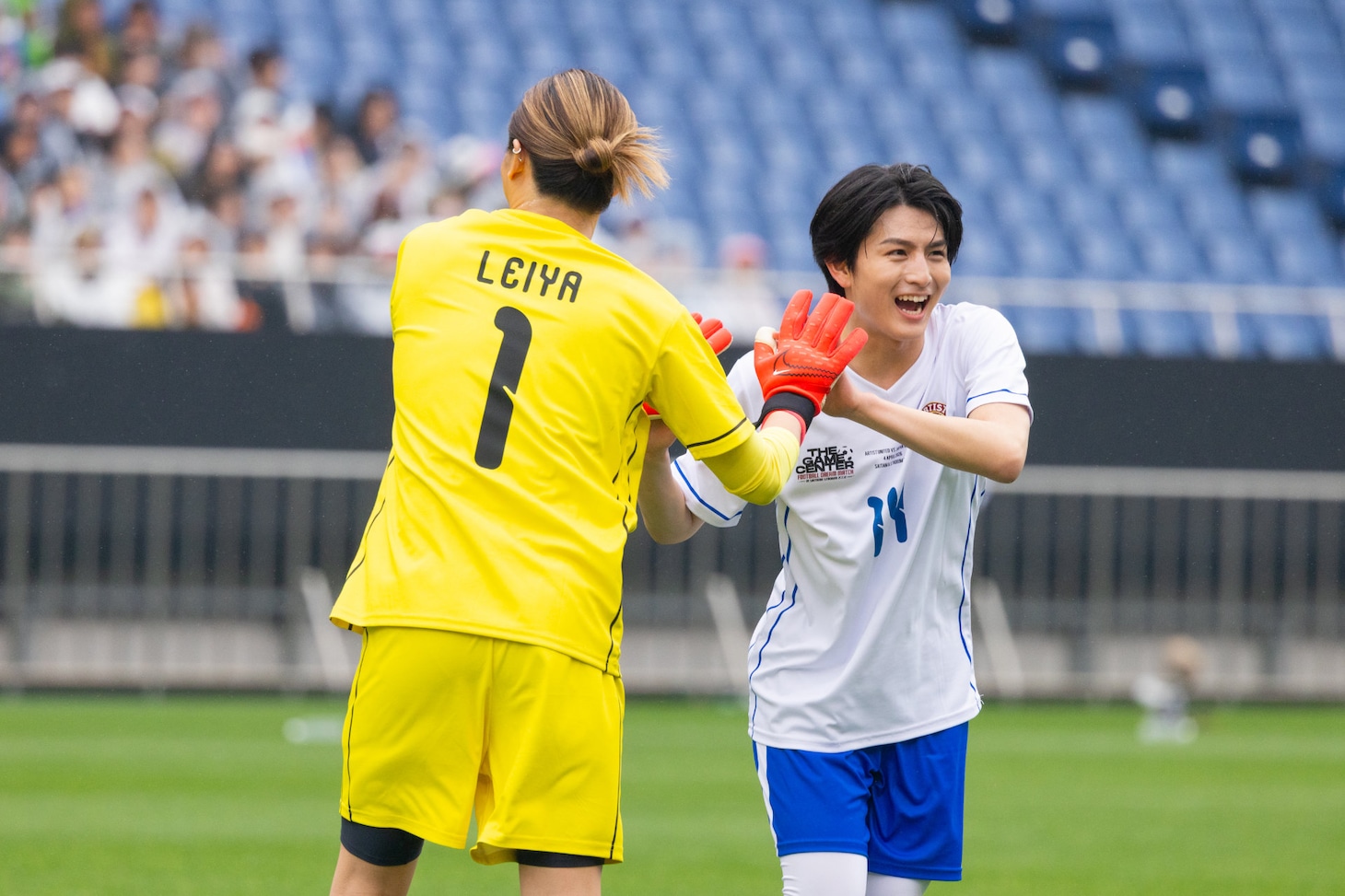 ハイタッチする瀬口黎弥（FANTASTICS）とハル（超特急）。