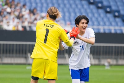 ハイタッチする瀬口黎弥（FANTASTICS）とハル（超特急）。