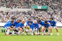 トロフィーを囲むJAPAN DREAMS。