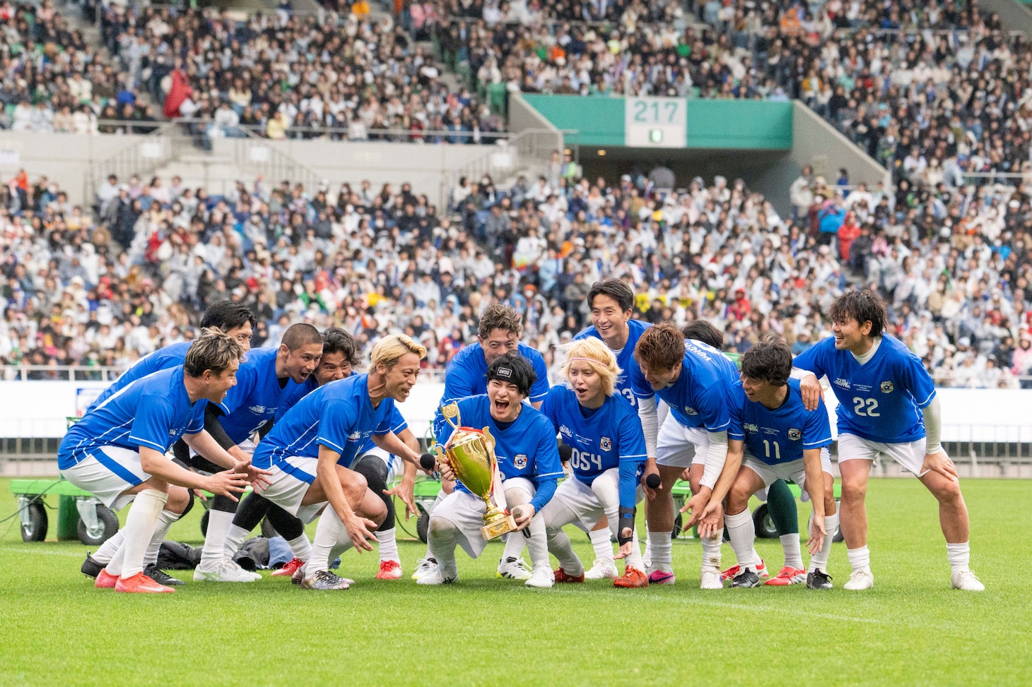 トロフィーを囲むJAPAN DREAMS。