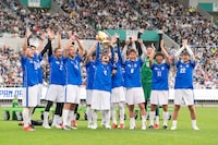 トロフィーを掲げるJAPAN DREAMS。