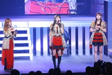 左から小田さくら、牧野真莉愛、岡村ほまれ。