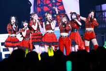 左から櫻井梨央、井上春華、岡村ほまれ、牧野真莉愛、小田さくら、山﨑愛生、弓桁朱琴。