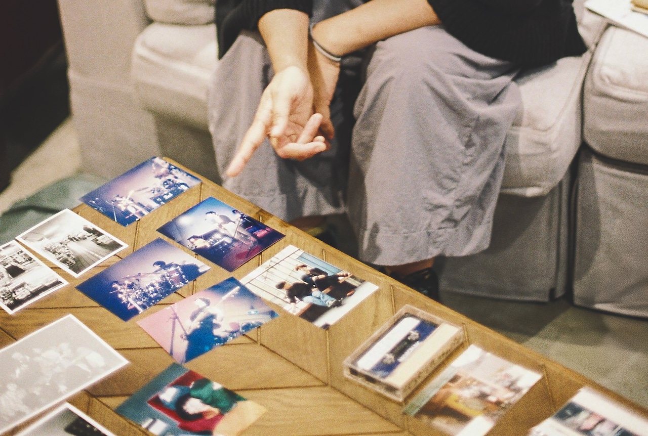 実家から持参した写真を見返しながら当時を振り返る原田。