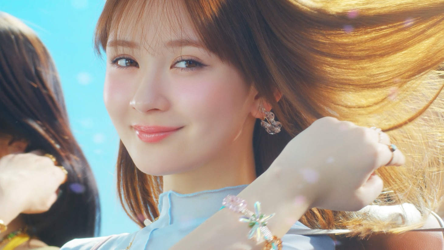 花王「Essential」の新テレビCM「さらツヤすぎる！Essential！（LOVEマシーン）」編より。