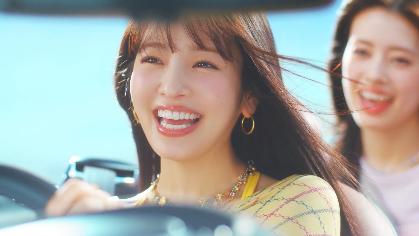 花王「Essential」の新テレビCM「さらツヤすぎる！Essential！（LOVEマシーン）」編より。