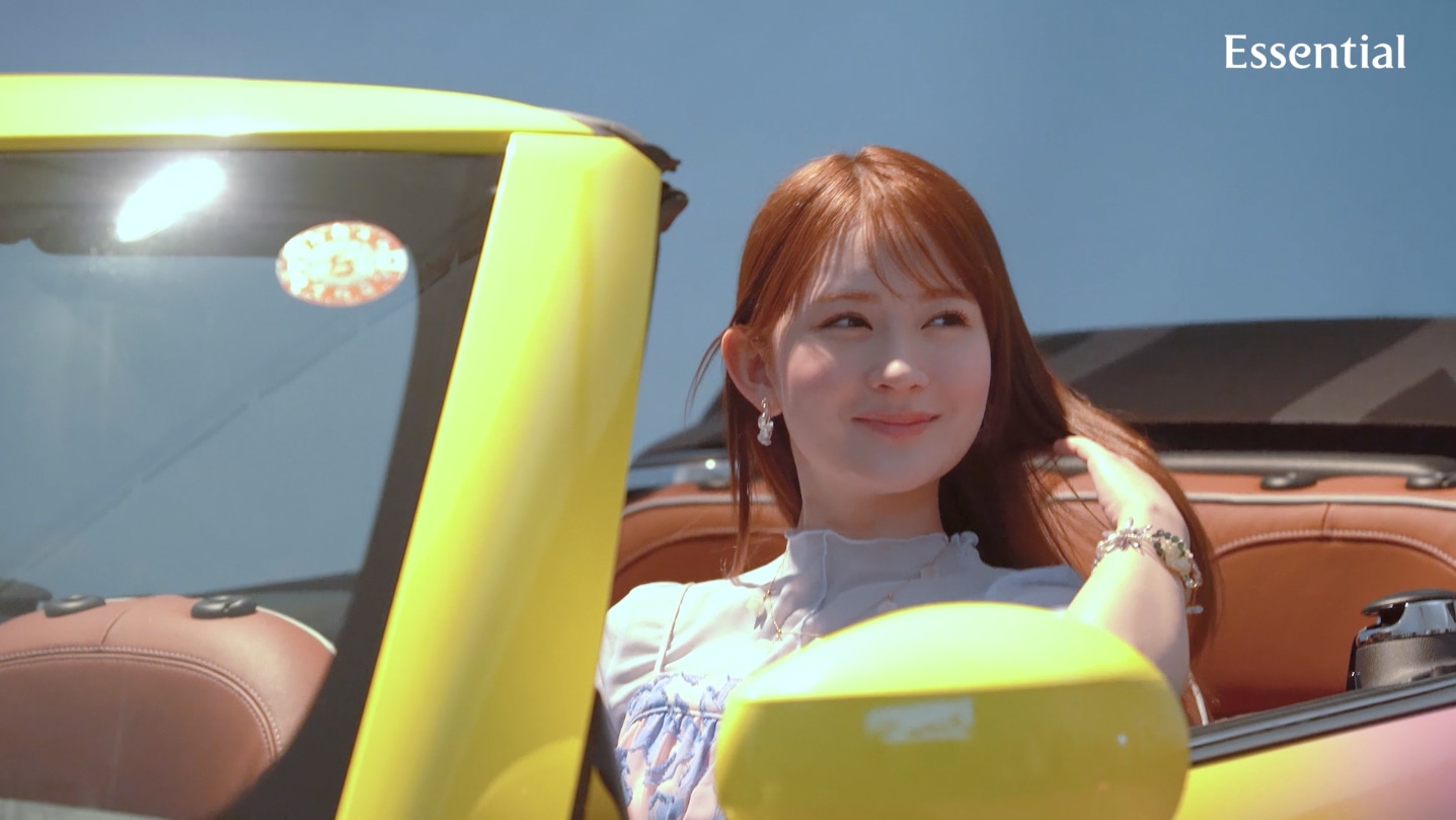 花王「Essential」の新テレビCM「さらツヤすぎる！Essential！（LOVEマシーン）」編のメイキングより。