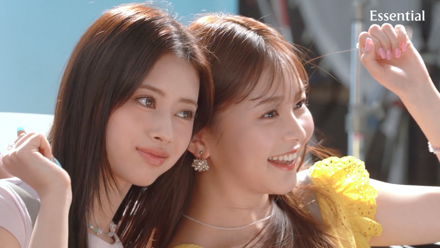 花王「Essential」の新テレビCM「さらツヤすぎる！Essential！（LOVEマシーン）」編のメイキングより。