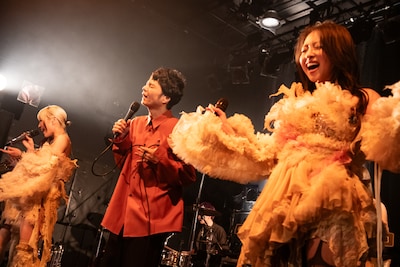 CiONと奇妙礼太郎によるコラボパフォーマンスの様子。（Photo by MAYUMI）