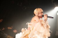 栞音（Vo / CiON）（Photo by MAYUMI）