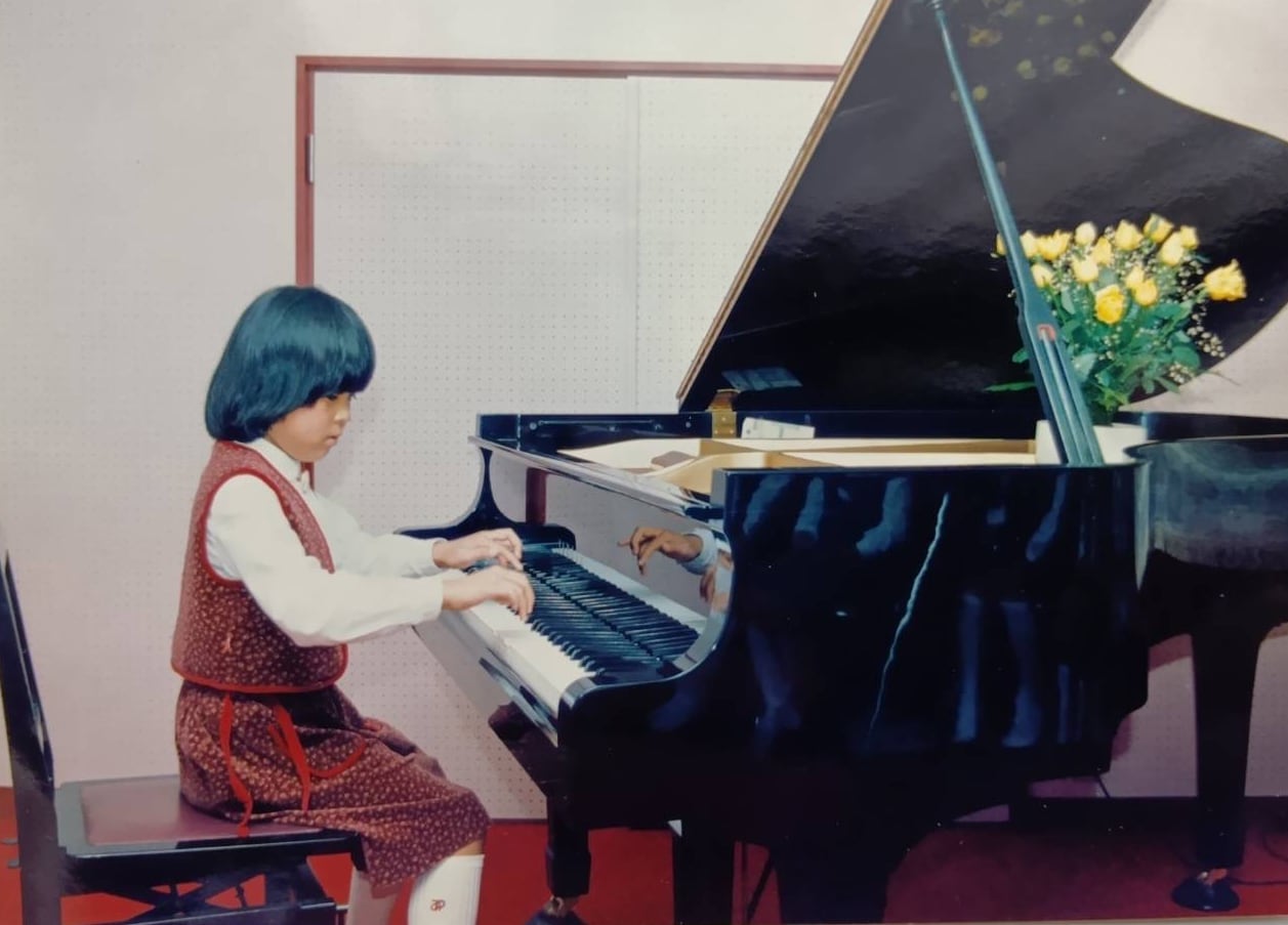 幼少時の原田郁子。ピアノの発表会にて。