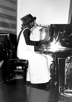 クラコンで演奏する原田郁子。