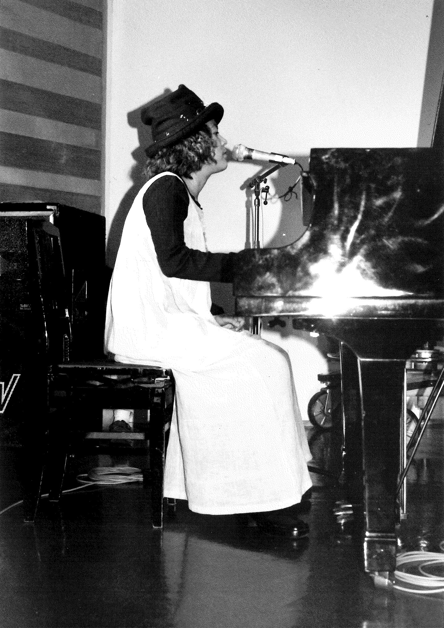 クラコンで演奏する原田郁子。