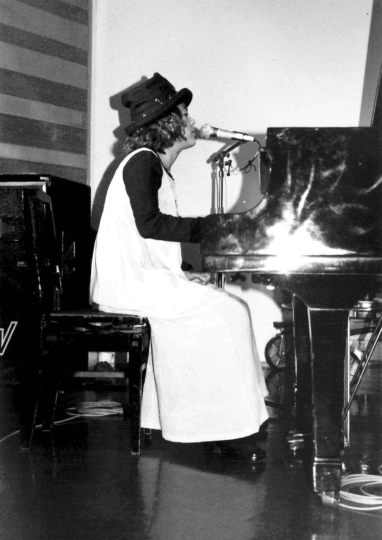 クラコンで演奏する原田郁子。