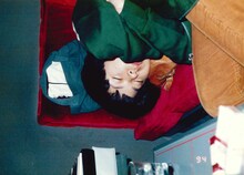 ミトの実家が営んでいたお店のソファーで練習後、泥のように眠る原田郁子。