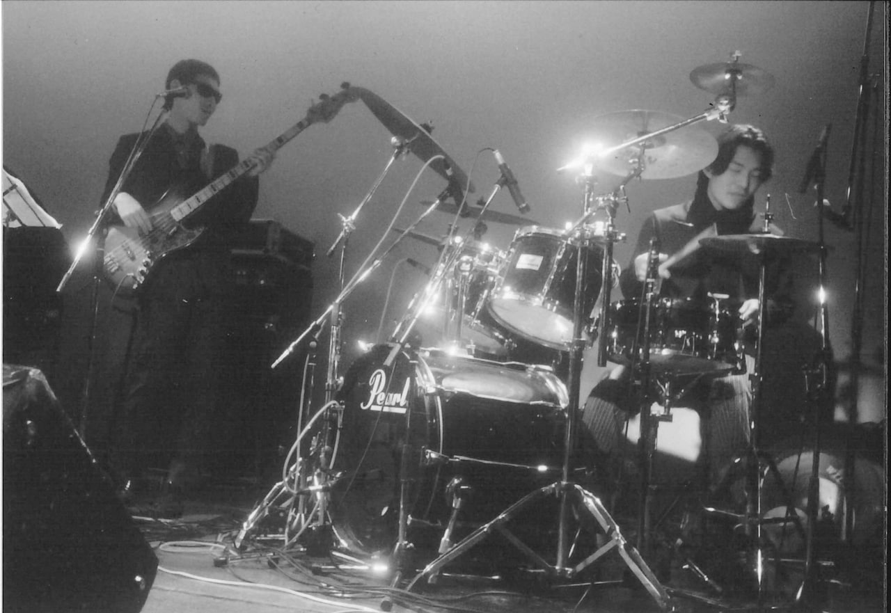 クラスコンサートで演奏するミトと伊藤大助。