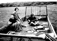 岩手旅行中にミトの父の知り合い家族のバーベキューに参加し、アコースティックライブを行うことに。写真はリハの風景。