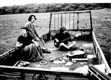 岩手旅行中にミトの父の知り合い家族のバーベキューに参加し、アコースティックライブを行うことに。写真はリハの風景。