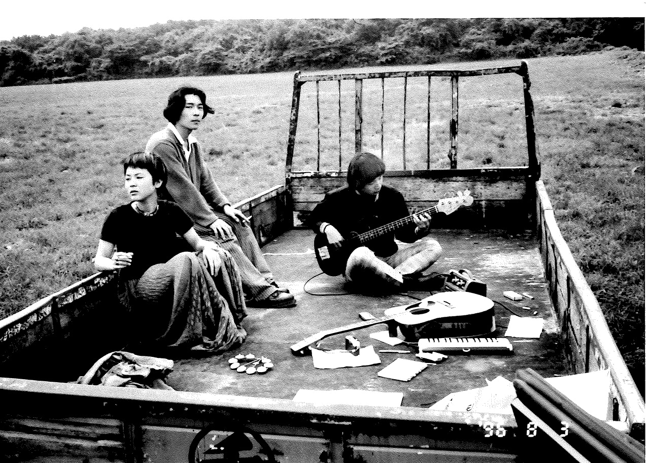 岩手旅行中にミトの父の知り合い家族のバーベキューに参加し、アコースティックライブを行うことに。写真はリハの風景。