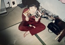 専門学校の寮で。持っているのはミトに貸したヒューイ・“ピアノ”・スミスと、チクロで買ったドクター・ジョンのCD。