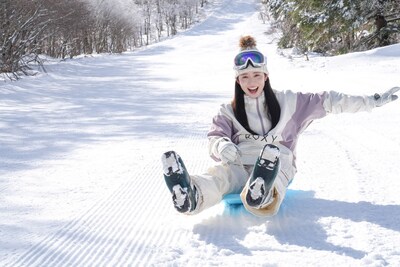 雪山を満喫する風見和香。（©︎木村智哉 / 宝島社）