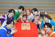 東京ドーム公演決定を祝福された超特急。