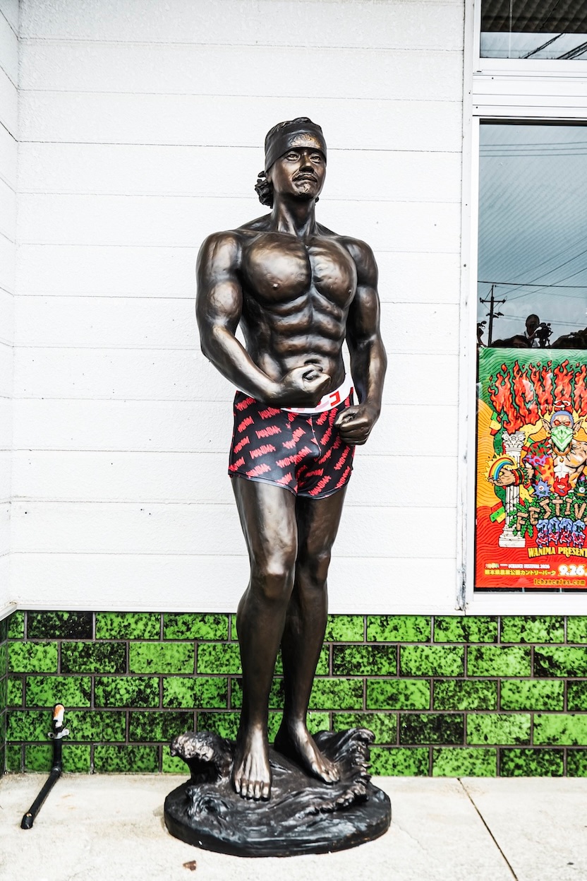 KO-SHIN（G, Cho）の銅像。