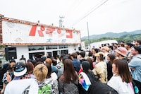 パチンコ大和に行われた除幕式に集まるWANIMAのファン。