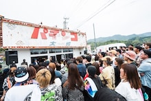 パチンコ大和に行われた除幕式に集まるWANIMAのファン。