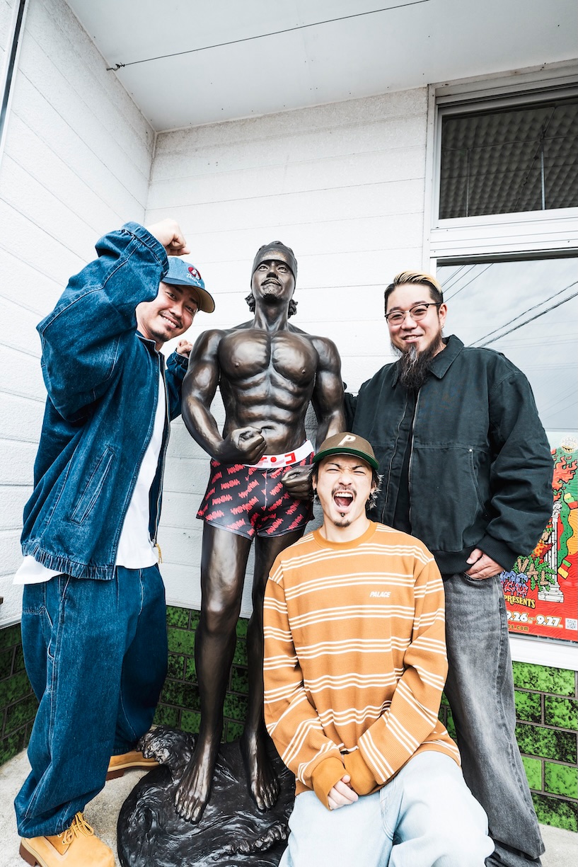 KO-SHIN（G, Cho）の銅像を囲むWANIMA。