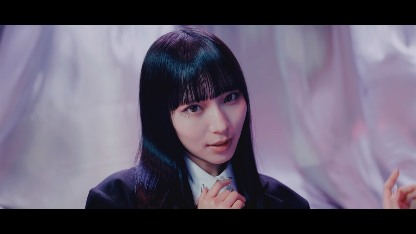 WHITE SCORPION「7秒のレジスタンス」MVより、ACOのソロシーン。