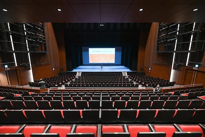 東京建物 ぴあ シアター1階席最後列からの見え方。