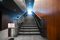 東京建物 ぴあ シアター2階席のフロアに続く階段。